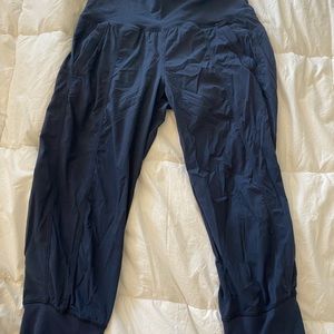 Women’s lululemon navy blue capris